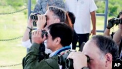 菲律賓和澳大利亞海軍在美國海軍陸戰隊的支持下，2023年8月25日舉行聯合作戰演習。澳大利亞國防部長理查德·馬勒斯(左)和菲律賓總統小費迪南德·馬科斯(中)通過望遠鏡觀看大規模聯合兩棲攻擊演習。（美聯社照片）