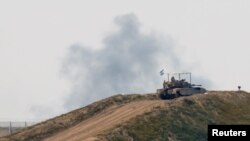 Sebuah tank Israel bermanuver di dekat perbatasan Israel-Gaza, di tengah konflik Israel dan kelompok Islam Palestina Hamas, di Israel, 14 Maret 2024. (REUTERS/Carlos Garcia Rawlins)