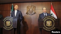 Menteri Luar Negeri Suriah Faisal Mekdad (kanan) berbicara dalam konferensi pers bersama Menteri Luar Negeri Iran Hossein Amirabdollahian di Damaskus, Suriah, pada 9 Maret 2023. (Foto: Reuters/Firas Makdesi)