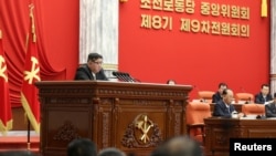 김정은(연단) 북한 국무위원장이 노동당 제8기 제9차 전원회의에서 발언하고 있다. 조선중앙통신이 28일 공개한 사진. 