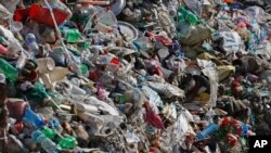 Sampah yang dikumpulkan dari Gunung Everest ditumpuk sebelum dipilah untuk didaur ulang di fasilitas yang dioperasikan oleh Agni Ventures, sebuah lembaga yang mengelola sampah yang dapat didaur ulang, di Kathmandu, Nepal, 24 Juni 2024. (Foto: Sanjog Manandhar/AP Photo)