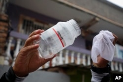 Seorang petugas Doctors Without Borders melepaskan nyamuk ber-wolbachia di Tegucigalpa, Honduras, 24 Agustus 2023. (AP/Elmer Martinez)