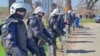Kordoni policije obezbeđuju seču drveća na Šordošu, incidenti i privođenja aktivista