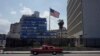 Sebuah mobil klasik melintasi Kedutaan AS di Havana, Kuba, pada 10 November 2021. (Foto: Reuters/Alexandre Meneghini)