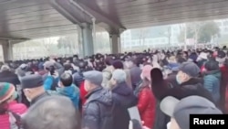 Aksi unjuk rasa di luar taman Zhongshan untuk memprotes perubahan tunjangan medis di Wuhan, China, 15 Februari 2023 (Media sosial via REUTERS)