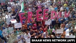 FILE - Aksi unjuk rasa anti-rezim di kota Habit, provinsi Idlib yang bergolak, 11 Mei 2012. (Shaam News Network/AFP). Penyidik di Jerman dan Swedia menangkap delapan tersangka kejahatan terhadap kemanusiaan di Suriah, 3 Juli 2024.