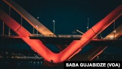 აშშ-ის დედაქალაქში, ფრედერიკ დაგლასის სახელობის ხიდი, საქართველოს დროშის ფერებში განათდა