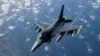ເຮືອບິນລົບອາຍພົ່ນ F-16 Falcon ສອງລຳ ຂອງກອງທັບອາກາດ — ຄ້າຍຄືກັບໃນພາບ ທີ່ບິນຢູ່ເທິງອັຟການິສຖານ ໃນວັນທີ 17 ມີນາ 2020 ນັ້ນ — ໄດ້ບິນຂຶ້ນໃນການຮັບມື ຕໍ່ການທີ່ບໍ່ຕິດຕໍ່ສື່ສານກັບທາງການ ໂດຍນັກບິນຂອງເຮືອບິນສ່ວນຕົວ ທີ່ກຳລັງບິນຢູ່ເທິງນະຄອນຫຼວງຂອງສະຫະລັດ ໃນວັນທີ 4 ມິຖຸນາ 2023. 