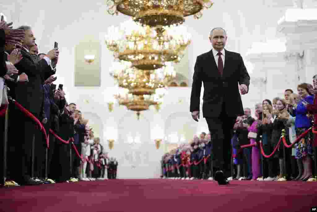 Vladimir Putin berjalan menuju lokasi pengambilan sumpah sebagai presiden Rusia, pada upacara pelantikannya di Istana Grand Kremlin, Moskow.