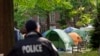 喬治華盛頓大學學生舉行親巴勒斯坦抗議活動反對以哈戰爭之際，一名警察正在校園內巡查。 （2024年4月26日）