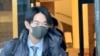 资料照片：因威胁活动人士而被判九个月监禁的吴啸雷2024年1月22日在第一天庭审结束后离开波士顿的地区法院。