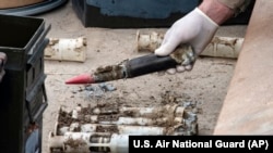 Teknisi Pembuangan Senjata Peledak Garda Nasional Angkatan Udara AS menyiapkan beberapa peluru uranium, 23 Juni 2022. (Foto: via AP)Depot, Utah.