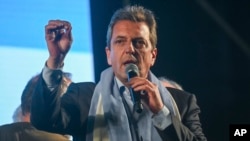Sergio Massa, Menteri Perekonomian Argentina sekaligus kandidat presiden negara itu, berbicara dari markas tim pemenangannya di Buenos Aires, Argentina, pada 22 Oktober 2023. (Foto: AP/Mario De Fina)