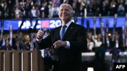 美国总统乔·拜登(Joe Biden)在民主党全国代表大会第一天的会议上微笑登台。(2024年8月19日)