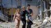 Sejumlah karyawan meninggalkan restoran yang terkena penembakan baru-baru ini yang oleh pihak berwenang setempat – yang ditunjuk Rusia – disebut sebagai serangan militer Ukraina di Donetsk, Ukraina yang dikuasai Rusia, Sabtu, 11 Mei 2024. (Foto: Alexander Ermochenko/Reuters)