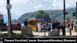 Ekipe hitne pomoći u parku u kojem je teško ranjeno četvoro dece (Foto: Florent Pecchio/L'essor Savoyard/Handout via REUTERS)