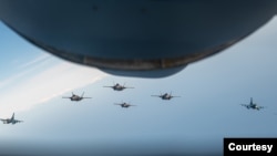 미군과 일본 항공 자위대가 16일 실시한 양자 항공 통합 훈련에서 일본 항공 자위대 소속 F-2B가 미 해병대 소속 F-35 라이트닝 II와 나란히 비행하고 있다. 사진 제공 = 미 태평양공군사령부