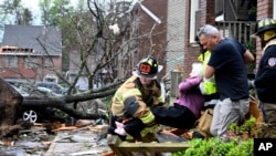Petugas damkar mengevakuasi seorang lansia setelah gedung yang dihuninya rusak diterjang tornado, Little Rock, Arkansas, Jumat, 31 Maret 2023. (Foto: Stephen Swofford/Arkansas Democrat-Gazette via AP)