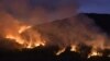 Api yang berkobar di Taman Nasional Bromo Tengger Semeru, Jawa Timur, menghanguskan pegunungan saat musim kemarau, 9 September 2023. Kebakaran terjadi sejak 17 Agustus 2023. (Foto Aman ROCHMAN / AFP)