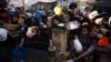 Warga Palestina mengantre untuk mendapatkan makanan gratis di Rafah, Jalur Gaza, pada Selasa, 12 Maret 2024. (Foto: AP/Fatima Shbair)