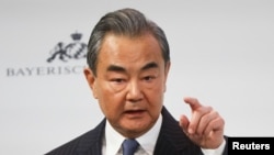 Direktur Kantor Pusat Komisi Hubungan Internasional China, Wang Yi, berbicara dalam Konferensi Keamanan Munich (MSC) di Munich, Jerman, pada 18 Februari 2023. (Foto: Reuters/Wolfgang Rattay)