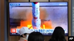 지난달 29일 한국 서울역에 설치된 TV에서 북한의 위성 발사 통보 관련 뉴스가 나오고 있다.