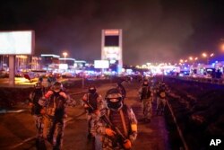 Prajurit Rosgvardia (Garda Nasional) Rusia mengamankan area di Balai Kota Crocus di tepi barat Moskow, Rusia, pada Sabtu, 23 Maret 2024. (Foto: via AP)