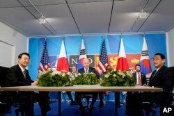 资料照：美国总统拜登，日本首相岸田文雄和韩国总统尹锡悦（左）在马德里举行的北约峰会期间会谈。（2022年6月29日）