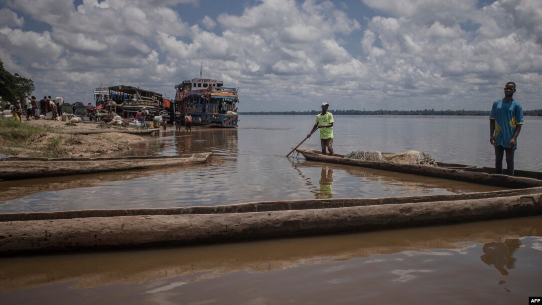 Balobi mbisi na ebale ya Congo pene na ba baleinière, Kisangani, etuka ya Tshopo, 01 sanza ya mwambe 2022.