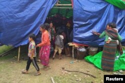 Orang-orang yang terlantar akibat pertempuran di barat laut Myanmar antara pasukan junta dan pejuang anti-junta terlihat di sebuah kamp di Negara Bagian Chin, Myanmar, 31 Mei 2021. (Foto: Reuters)