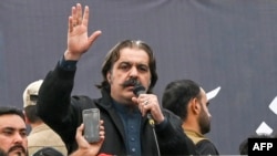 علی امین گنداپور، وزیر ارشد ایالت خیبرپختونخوا در یک نشست حقوق‌دانان در پشاور گفت که به نمایندگی از مردم، حق دارد در این مورد با طالبان وارد گفتگو شود.
