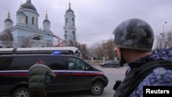 A vehicle carrying Wall Street Journal reporter Evan Gershkovich, detained on suspicion of espionage, drives away from a court building in Moscow, Russia March 30, 2023.