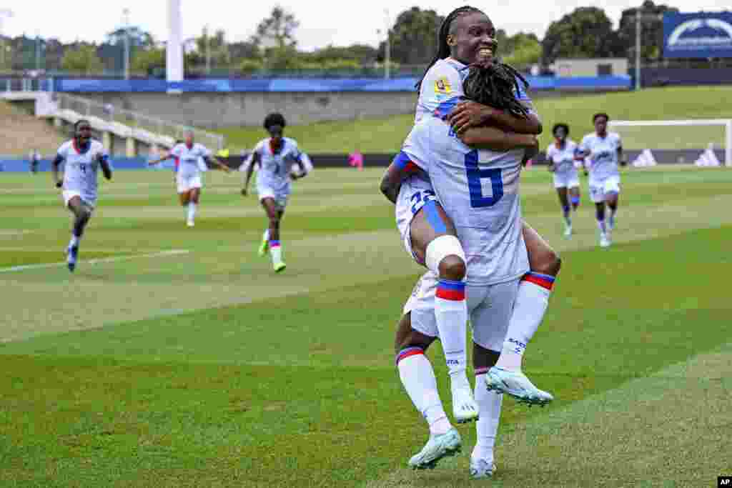 Melchie Dumonay selebre premye gol li ak Roselord Borgella pandan match kalifikasyon pou Mondyal FIFA a nan vil Auckland, La Nouvel Zeland, 22 Fevriye, 2023.