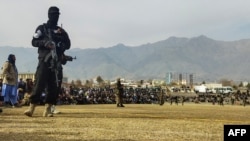طالبان یک زن و یک مرد را در استدیوم ورزشی چاریکار ولایت پروان در محضر عام شلاق زدند (تصویر از آرشیف صدای امریکا)