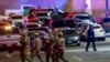 Agentes caminan en un estacionamiento del centro comercial Cielo Vista Mall, donde una persona murió y tres fueron heridas en un tiroteo masivo, el 15 de febrero de 2023, en El Paso, Texas. 