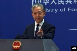 中國外交部發言人汪文斌在周一記者會上。（2023年2月13日）