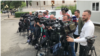 Kameramanë të mediave shqiptare gjatë punës