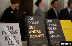 Buku karya penulis Norwegia Jon Fosse dipajang di Akademi Swedia setelah ia dinobatkan sebagai penerima Hadiah Nobel Sastra tahun 2023 di Stockholm, Swedia, 5 Oktober 2023. REUTERS/ Tom Little