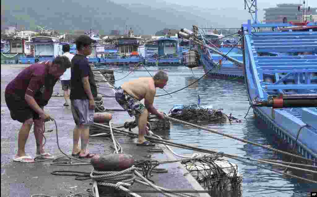 Fishermen prepare to secure their boats in Wushi harbor before typhoon Gaemi makes landfall in northeastern Taiwan's Yilan county, July 24, 2024.