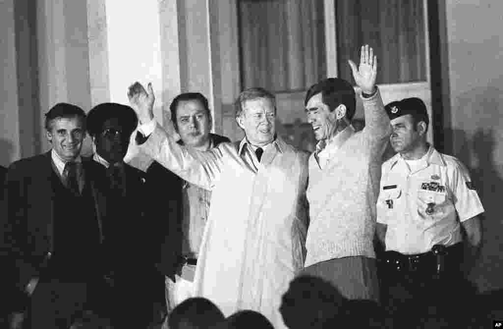 سەرۆکی پێشوو جیمی کارتەر لە 21ی مانگی یەکی ساڵی 1981 لە وایسبادن ئەڵمانیا، گەیشتە نەخۆشخانەی هێزی ئاسمانی ئەمەریکا لێرە بۆ ئەوەی چاوی بەو بارمتانە بکەوێت کە پاش 445 ڕۆژ بە بارمتەگرتنیان لە ئێران ئازاد کران. 