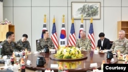 22일 한국을 방문한 스티븐 와이팅 미 우주사령부 사령관과 김명수 합동참모의장이 협력 방안에 관한 대화를 나누고 있다. 사진 = 한국 합동참모본부
