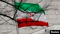پرچم جمهوری اسلامی ایران در مقابل سفارت آن در برلین - ۲۰۱۱