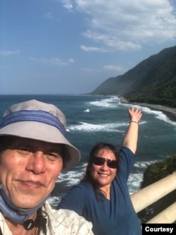東台灣花蓮的旅遊玩家米酒先生(左)，他在當地經營私人觀光包車業務.(照片來源: 米酒先生提供)