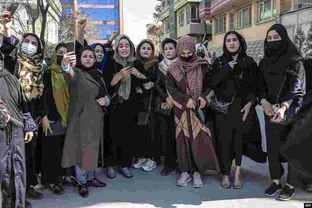با وجود وضع‌ محدودیت‌ها بر زنان در افغانستان توسط طالبان شماری از زنان در شهر کابل به مناسبت روز بین‌المللی زنان در یک تجمع اعتراضی اشتراک کرده و خواستار دسترسی به حقوق انسانی شان شدند 