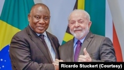 Cyril Ramaphosa (d), Presidente da África do Sul, e Lula da Silva, Presidente do Brasil, em Paris, à margem da Cimeira Novo Acordo Global Financeiro