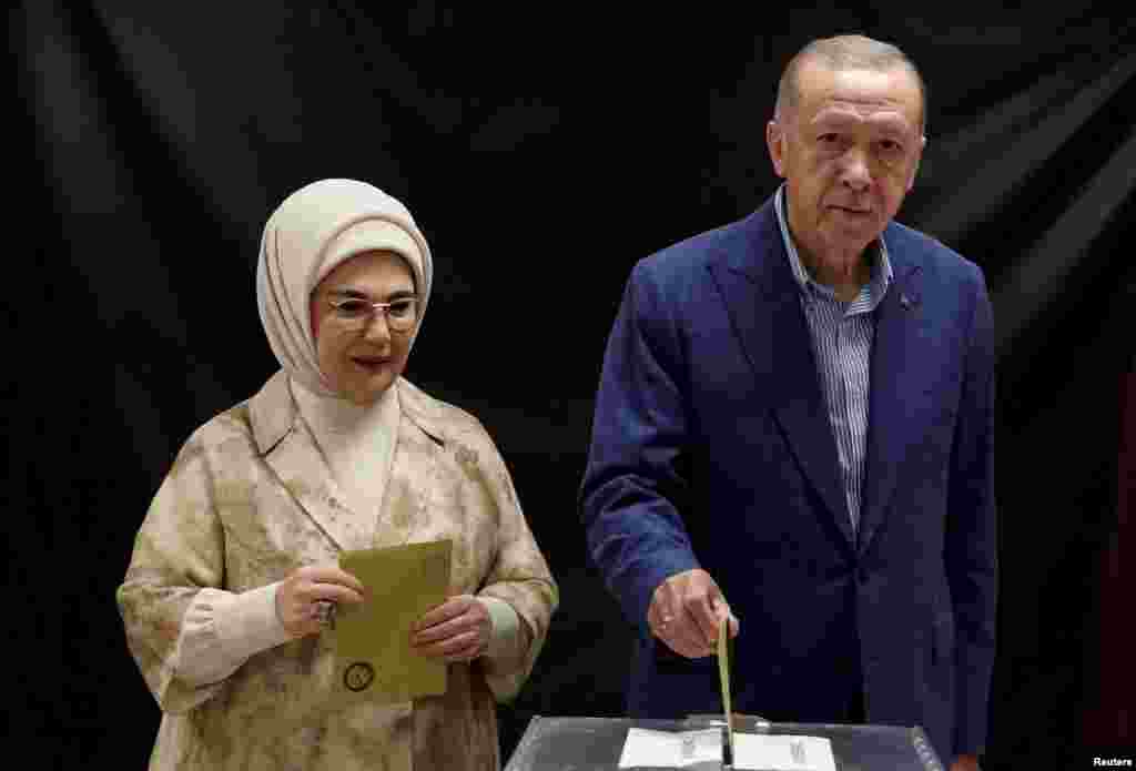 رجب طیب اردوغان و همسرش امینه اردوغان در حال رای‌دادن در دور دوم انتخابات ریاست جمهوری ترکیه (یکشنبه ۷ خرداد ۱۴۰۲) 