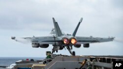미 E/A-18G 전투기가 니미츠항공모함에서 이륙하고 있다. (자료사진)
