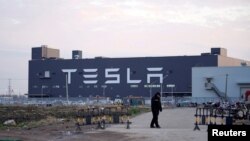 資料照片：一名保安守衛在特斯拉上海超級工廠外。(2020年1月7日)