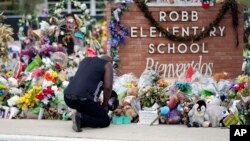 Reggie Daniels memberikan penghormatan pada peringatan penembakan massa yang menewaskan 19 murid dan 2 gurul di Sekolah Dasar Robb di Uvalde, Texas, 9 Juni 2022. (Foto: AP/Eric Gay)
