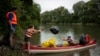 Relawan Kumpulkan Berton-Ton Sampah Plastik dari Sungai di Hungaria